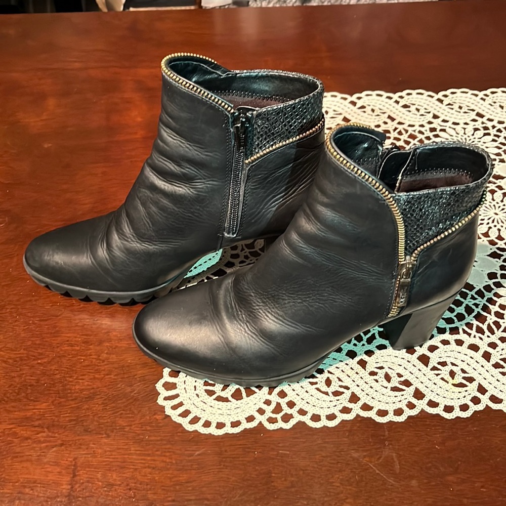 The Flexx Black Booties | Size 8.5
